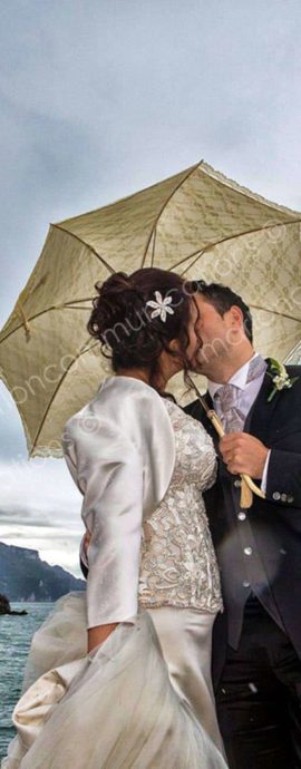 wedding in amalfi rain umbrella and kiss