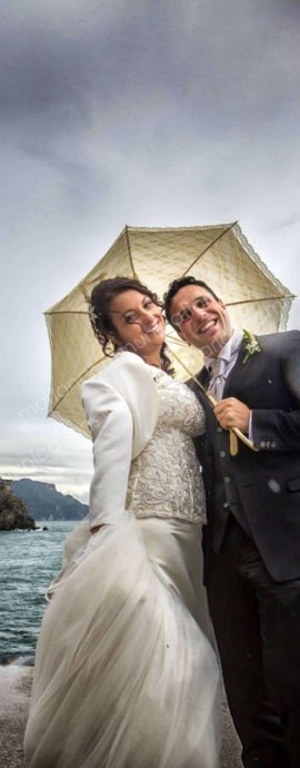 wedding-amalfi-coast-umbrella-rain-photographer-marlon-losurdo