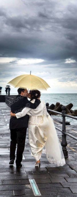 wedding-amalfi-rain-kiss-umbrella-photographer-marlon-losurdo